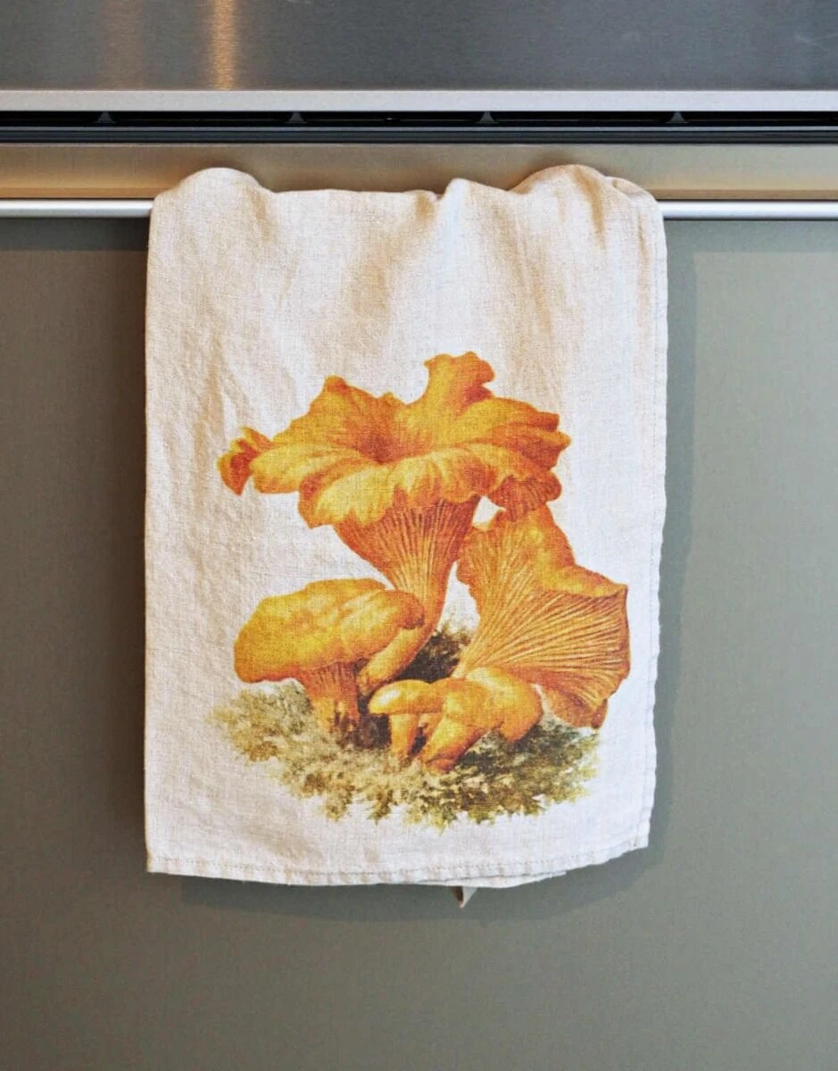 Oldenhof Mushrooms handdoek 42 x 60 cm linnen 2 stuks Oldenhof Mushrooms Handdoek 42 X 60 Cm Linnen 2 Stuks -Exporteren Oldenhof winkel chantrelle autumn linen kitchen towel by linoroom