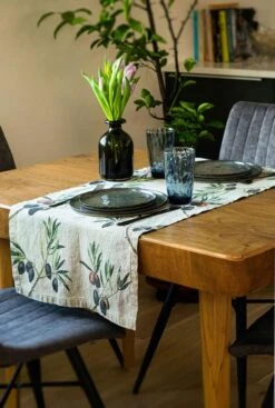 Oldenhof Olives Tafelloper 46 X 136 Cm Linnen 4 Oldenhof Olives Tafelloper 46 X 136 Cm Linnen -Exporteren Oldenhof winkel linoroom tablerunner olives4 scaled 1