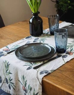 Oldenhof Olives Tafelloper 46 X 136 Cm Linnen 3 Oldenhof Olives Tafelloper 46 X 136 Cm Linnen -Exporteren Oldenhof winkel linoroom tablerunner olives5 34