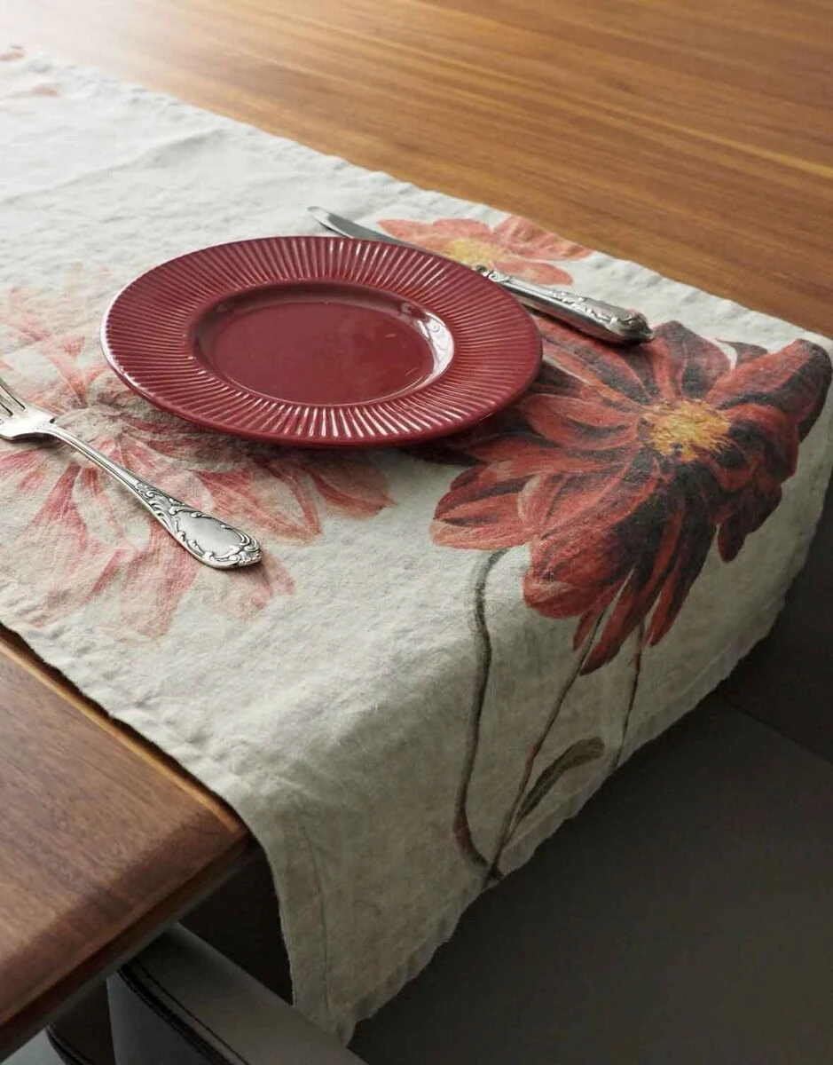 Oldenhof Dahlia tafelloper 46 x 136 cm linnen Oldenhof Dahlia Tafelloper 46 X 136 Cm Linnen -Exporteren Oldenhof winkel red dahlia floral decorative table runner linoroom 6