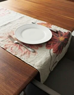 Oldenhof Dahlia Tafelloper 46 X 136 Cm Linnen 4 Oldenhof Dahlia Tafelloper 46 X 136 Cm Linnen -Exporteren Oldenhof winkel red floral farmhous table runner linoroom 7